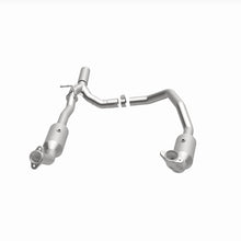 Load image into Gallery viewer, MagnaFlow Exhaust Products 280014 OEM Grade Direct-Fit Catalytic Converter for Select Ford E-350 Super Duty, Ford E-450 Super Duty