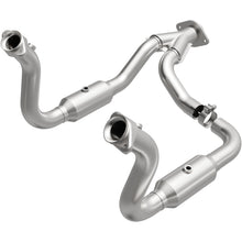 Load image into Gallery viewer, MagnaFlow Exhaust Products 5551760 California CARB Direct-Fit Catalytic Converter for Select Ford F-250 Super Duty, Ford F-350 Super Duty
