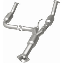Load image into Gallery viewer, MagnaFlow Exhaust Products 5582113 California CARB Direct-Fit Catalytic Converter for Select Chevrolet Express 2500, Chevrolet Express 3500, GMC Savana 2500, GMC Savana