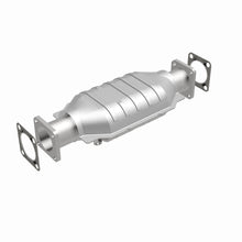 Load image into Gallery viewer, MagnaFlow Exhaust Products 3391652 California CARB Direct-Fit Catalytic Converter for Select Chevrolet LUV, Isuzu Amigo, Isuzu Pickup, Isuzu Rodeo, Isuzu Trooper