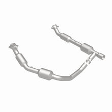 Load image into Gallery viewer, MagnaFlow Exhaust Products 5582439 California CARB Direct-Fit Catalytic Converter for Select Ford E-150, Ford E-250, Ford E-350 Super Duty