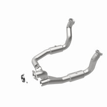 Load image into Gallery viewer, MagnaFlow Exhaust Products 5551297 California CARB Direct-Fit Catalytic Converter for Select Ford F-250 Super Duty, Ford F-350 Super Duty