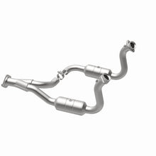 Load image into Gallery viewer, MagnaFlow Exhaust Products 51760 OEM Grade Direct-Fit Catalytic Converter for Select Ford F-250 Super Duty, Ford F-350 Super Duty, Ford F-450 Super Duty