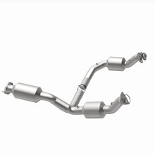 Load image into Gallery viewer, MagnaFlow Exhaust Products 280429 OEM Grade Direct-Fit Catalytic Converter for Select Chevrolet Express 2500, Chevrolet Express 3500, Chevrolet Express 4500, GMC Savana 2500, GMC Savana 3500, GMC Savana