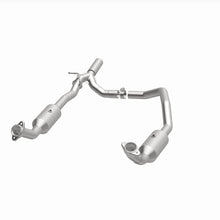 Load image into Gallery viewer, MagnaFlow Exhaust Products 280014 OEM Grade Direct-Fit Catalytic Converter for Select Ford E-350 Super Duty, Ford E-450 Super Duty
