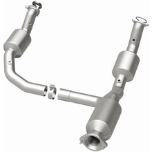 Load image into Gallery viewer, MagnaFlow Exhaust Products 280429 OEM Grade Direct-Fit Catalytic Converter for Select Chevrolet Express 2500, Chevrolet Express 3500, Chevrolet Express 4500, GMC Savana 2500, GMC Savana 3500, GMC Savana
