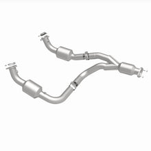 Load image into Gallery viewer, MagnaFlow Exhaust Products 280505 OEM Grade Direct-Fit Catalytic Converter for Select Chevrolet Express 3500, Chevrolet Express 4500, GMC Savana 3500, GMC Savana