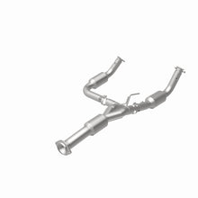 Load image into Gallery viewer, MagnaFlow Exhaust Products 5582113 California CARB Direct-Fit Catalytic Converter for Select Chevrolet Express 2500, Chevrolet Express 3500, GMC Savana 2500, GMC Savana
