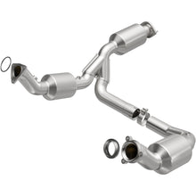 Load image into Gallery viewer, MagnaFlow Exhaust Products 280429 OEM Grade Direct-Fit Catalytic Converter for Select Chevrolet Express 2500, Chevrolet Express 3500, Chevrolet Express 4500, GMC Savana 2500, GMC Savana 3500, GMC Savana