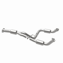 Load image into Gallery viewer, MagnaFlow Exhaust Products 5582113 California CARB Direct-Fit Catalytic Converter for Select Chevrolet Express 2500, Chevrolet Express 3500, GMC Savana 2500, GMC Savana