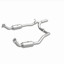 Load image into Gallery viewer, MagnaFlow Exhaust Products 280014 OEM Grade Direct-Fit Catalytic Converter for Select Ford E-350 Super Duty, Ford E-450 Super Duty