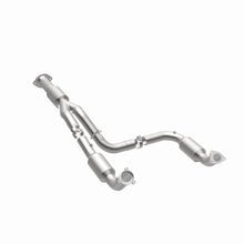 Load image into Gallery viewer, MagnaFlow Exhaust Products 5582113 California CARB Direct-Fit Catalytic Converter for Select Chevrolet Express 2500, Chevrolet Express 3500, GMC Savana 2500, GMC Savana