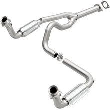 Load image into Gallery viewer, MagnaFlow Exhaust Products 23073 HM Grade Direct-Fit Catalytic Converter for Select Chevrolet Express 1500, Chevrolet Express 2500, Chevrolet Express 3500, GMC Savana 1500, GMC Savana 2500, GMC Savana