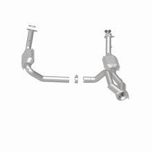 Load image into Gallery viewer, MagnaFlow Exhaust Products 51097 OEM Grade Direct-Fit Catalytic Converter for Select Cadillac Escalade, Chevrolet Avalanche 1500, Chevrolet Silverado 1500, Chevrolet Silverado Classic, Chevrolet Silverado 2500, Chevrolet Suburban 1500, Chevrolet Tahoe,