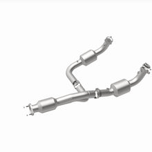 Load image into Gallery viewer, MagnaFlow Exhaust Products 280505 OEM Grade Direct-Fit Catalytic Converter for Select Chevrolet Express 3500, Chevrolet Express 4500, GMC Savana 3500, GMC Savana