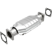 Load image into Gallery viewer, MagnaFlow Exhaust Products 3391652 California CARB Direct-Fit Catalytic Converter for Select Chevrolet LUV, Isuzu Amigo, Isuzu Pickup, Isuzu Rodeo, Isuzu Trooper