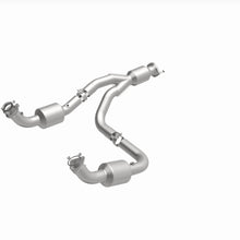 Load image into Gallery viewer, MagnaFlow Exhaust Products 280505 OEM Grade Direct-Fit Catalytic Converter for Select Chevrolet Express 3500, Chevrolet Express 4500, GMC Savana 3500, GMC Savana