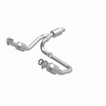 Load image into Gallery viewer, MagnaFlow Exhaust Products 5582642 California CARB Direct-Fit Catalytic Converter for Select Chevrolet Silverado 1500, Chevrolet Suburban, Chevrolet Tahoe, GMC Sierra 1500, GMC Yukon, GMC Yukon XL