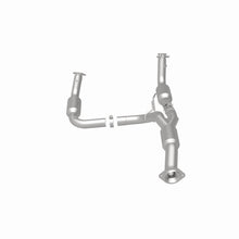 Load image into Gallery viewer, MagnaFlow Exhaust Products 5582113 California CARB Direct-Fit Catalytic Converter for Select Chevrolet Express 2500, Chevrolet Express 3500, GMC Savana 2500, GMC Savana