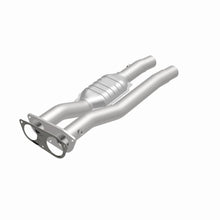 Load image into Gallery viewer, MagnaFlow Exhaust Products 95471 HM Grade Direct-Fit Catalytic Converter for Select Chevrolet C2500, Chevrolet C2500 Suburban, Chevrolet C3500, Chevrolet C3500HD, Chevrolet K2500, Chevrolet K2500 Suburban, Chevrolet K3500, GMC C2500, GMC C2500 Suburban,