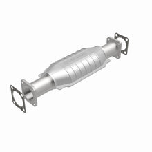 Load image into Gallery viewer, MagnaFlow Exhaust Products 3391657 California CARB Direct-Fit Catalytic Converter for Select Isuzu Pickup, Isuzu Rodeo, Isuzu Trooper