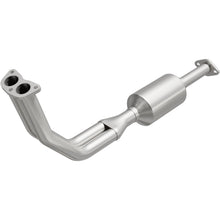 Load image into Gallery viewer, MagnaFlow Exhaust Products 3391618 California CARB Direct-Fit Catalytic Converter for Select Geo Tracker, Suzuki Sidekick