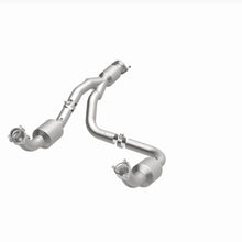Load image into Gallery viewer, MagnaFlow Exhaust Products 280505 OEM Grade Direct-Fit Catalytic Converter for Select Chevrolet Express 3500, Chevrolet Express 4500, GMC Savana 3500, GMC Savana