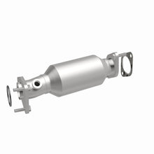 Load image into Gallery viewer, MagnaFlow Exhaust Products 5582668 California CARB Direct-Fit Catalytic Converter for Select Nissan Frontier, Nissan NV1500, Nissan NV2500, Nissan NV3500, Nissan Pathfinder, Nissan Xterra, Suzuki Equator