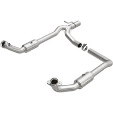 Load image into Gallery viewer, MagnaFlow Exhaust Products 52294 OEM Grade Direct-Fit Catalytic Converter for Select Ford E-150, Ford E-250, Ford E-350 Super Duty, Ford E-450 Super Duty