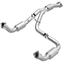 Load image into Gallery viewer, MagnaFlow Exhaust Products 5582113 California CARB Direct-Fit Catalytic Converter for Select Chevrolet Express 2500, Chevrolet Express 3500, GMC Savana 2500, GMC Savana