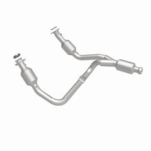 Load image into Gallery viewer, MagnaFlow Exhaust Products 5582642 California CARB Direct-Fit Catalytic Converter for Select Chevrolet Silverado 1500, Chevrolet Suburban, Chevrolet Tahoe, GMC Sierra 1500, GMC Yukon, GMC Yukon XL