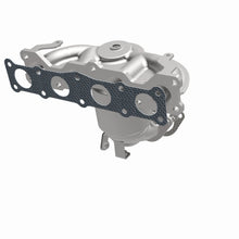 Load image into Gallery viewer, MagnaFlow Exhaust Products 5531774 California CARB Manifold Catalytic Converter for Select Kia Sorento