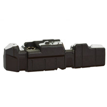 Load image into Gallery viewer, TITAN Fuel Tanks 7010320 Extra Large Midship Tank for Select Chevrolet Silverado HD, Chevrolet Silverado HD, GMC Sierra HD, GMC Sierra HD