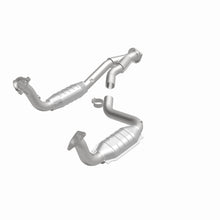 Load image into Gallery viewer, MagnaFlow Exhaust Products 4451640 California CARB Direct-Fit Catalytic Converter for Select Chevrolet SSR