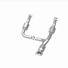 Load image into Gallery viewer, MagnaFlow Exhaust Products 280505 OEM Grade Direct-Fit Catalytic Converter for Select Chevrolet Express 3500, Chevrolet Express 4500, GMC Savana 3500, GMC Savana