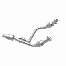 Load image into Gallery viewer, MagnaFlow Exhaust Products 5582642 California CARB Direct-Fit Catalytic Converter for Select Chevrolet Silverado 1500, Chevrolet Suburban, Chevrolet Tahoe, GMC Sierra 1500, GMC Yukon, GMC Yukon XL