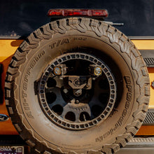 Load image into Gallery viewer, KC HiLiTES 7478 Spr Tir Carr (M14x1.5 Lug) - 18+ Jeep Wrangler JL /21+ Ford Bronco Raptor for Select Ford Bronco, Jeep Wrangler