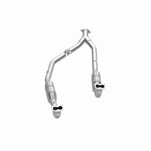 Load image into Gallery viewer, MagnaFlow Exhaust Products 4551028 California CARB Direct-Fit Catalytic Converter for Select Land Rover Discovery