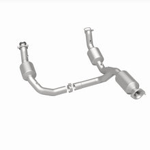Load image into Gallery viewer, MagnaFlow Exhaust Products 280429 OEM Grade Direct-Fit Catalytic Converter for Select Chevrolet Express 2500, Chevrolet Express 3500, Chevrolet Express 4500, GMC Savana 2500, GMC Savana 3500, GMC Savana
