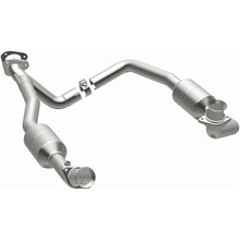 Load image into Gallery viewer, MagnaFlow Exhaust Products 4583378 California CARB Direct-Fit Catalytic Converter for Select Ford E-150, Ford E-150 Club Wagon, Ford E-250, Ford E-350 Club Wagon, Ford E-350 Super Duty