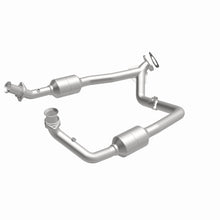 Load image into Gallery viewer, MagnaFlow Exhaust Products 4583378 California CARB Direct-Fit Catalytic Converter for Select Ford E-150, Ford E-150 Club Wagon, Ford E-250, Ford E-350 Club Wagon, Ford E-350 Super Duty