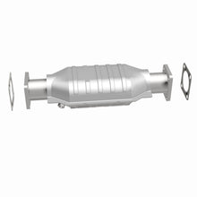 Load image into Gallery viewer, MagnaFlow Exhaust Products 3391652 California CARB Direct-Fit Catalytic Converter for Select Chevrolet LUV, Isuzu Amigo, Isuzu Pickup, Isuzu Rodeo, Isuzu Trooper