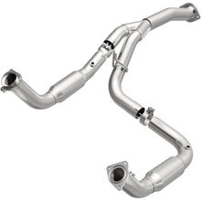 Load image into Gallery viewer, MagnaFlow Exhaust Products 5551252 California CARB Direct-Fit Catalytic Converter for Select Chevrolet Silverado HD, Chevrolet Silverado HD, GMC Sierra HD, GMC Sierra HD