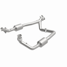 Load image into Gallery viewer, MagnaFlow Exhaust Products 4583378 California CARB Direct-Fit Catalytic Converter for Select Ford E-150, Ford E-150 Club Wagon, Ford E-250, Ford E-350 Club Wagon, Ford E-350 Super Duty