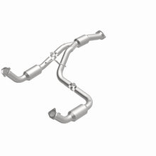 Load image into Gallery viewer, MagnaFlow Exhaust Products 5582812 California CARB Direct-Fit Catalytic Converter for Select Chevrolet Silverado HD, Chevrolet Silverado HD, GMC Sierra HD, GMC Sierra HD
