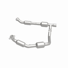 Load image into Gallery viewer, MagnaFlow Exhaust Products 5582439 California CARB Direct-Fit Catalytic Converter for Select Ford E-150, Ford E-250, Ford E-350 Super Duty
