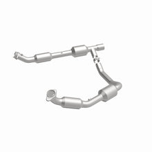 Load image into Gallery viewer, MagnaFlow Exhaust Products 5582439 California CARB Direct-Fit Catalytic Converter for Select Ford E-150, Ford E-250, Ford E-350 Super Duty