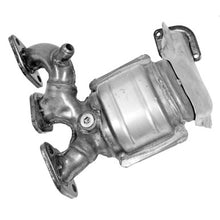 Load image into Gallery viewer, Walker Exhaust 16223 Ultra EPA Direct Fit Catalytic Converter with Integrated Exhaust Manifold