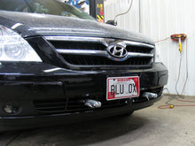 Load image into Gallery viewer, Blue Ox BX2326 Tow Bar Base Plate for Select Hyundai Entourage, Kia Sedona
