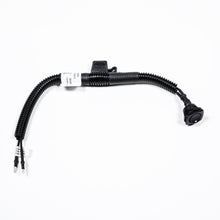 Load image into Gallery viewer, Blue Ox BX88272 Fuse Bypass Switch for Select Cadillac SRX, Chevrolet Equinox, Chevrolet Malibu, Chevrolet S10, Chevrolet Silverado 1500, Chevrolet Silverado Classic, Chevrolet Silverado HD, Chevrolet Silverado HD Classic, Chevrolet Silverado 2500,